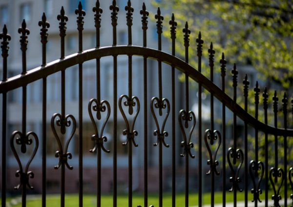 Pagar dengan motif ukiran klasik